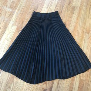 Pleated black skirt